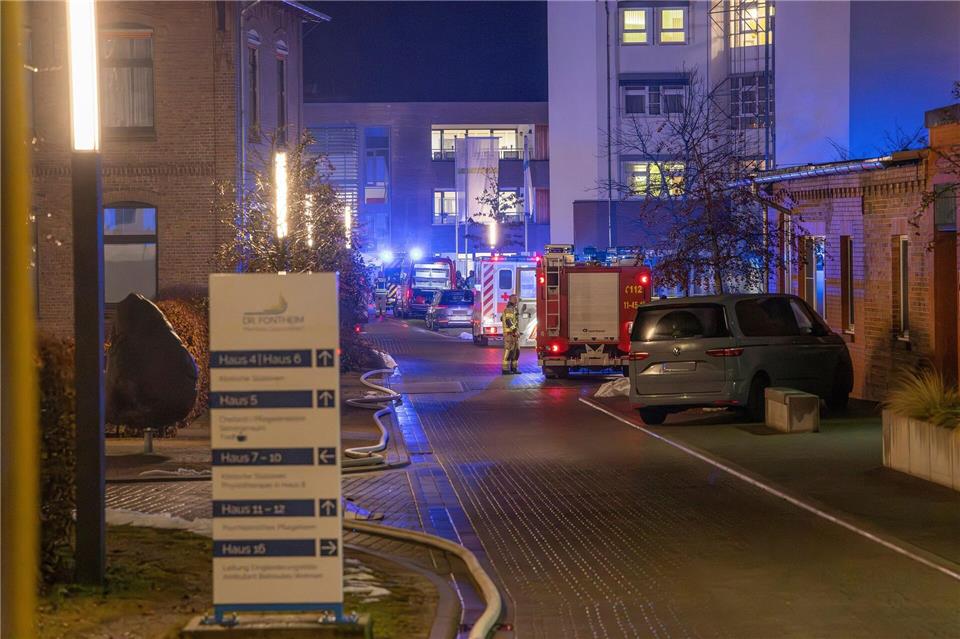 Feuer auf dem Dach: Mehrere Patienten mussten eine Klinik verlassen. Stefan Sobotta/dpa