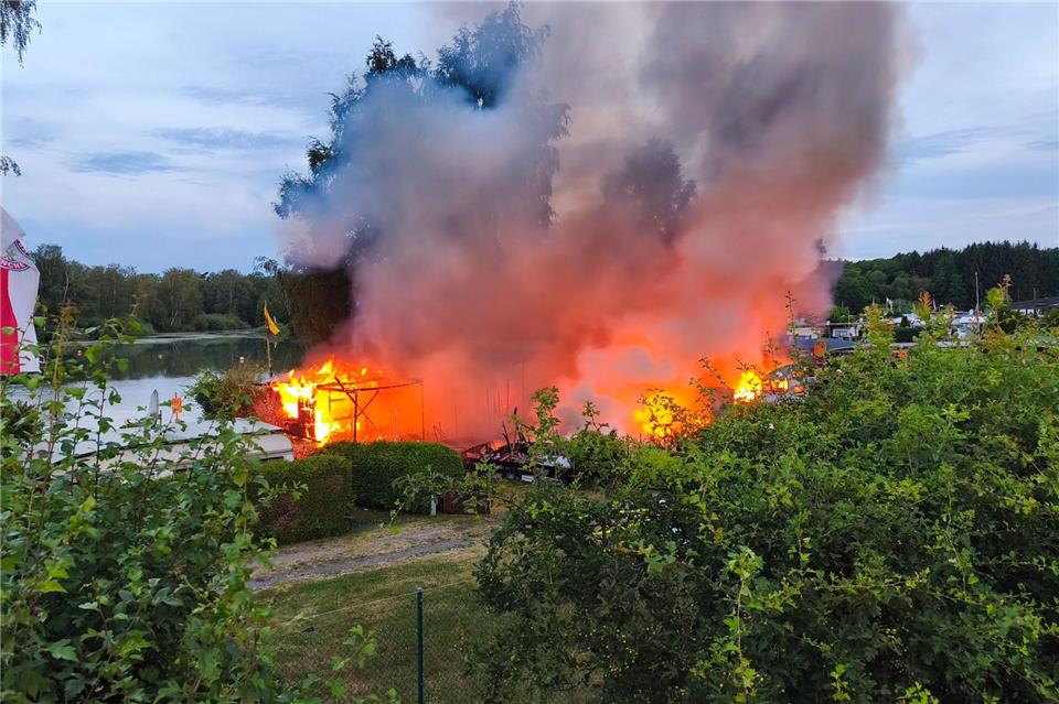 Feuer auf einem Campingplatz in Großkotzenreuth in Eschenbach im Landkreis Neustadt an der Waldnaab - mehrere Campingwagen standen in Flammen.Jürgen Masching/NEWS5/dpa