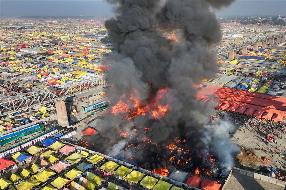 Feuer bei weltgrößtem Pilgerfestival in Indien Feuer bei riesigem Pilgerfest in Indien.Rajesh Kumar Singh/AP/dpa