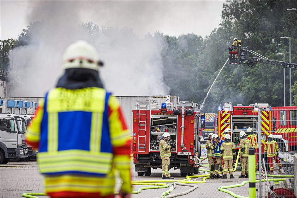 Feuer in Lehrte: Mehrere Lastwagen vor einer Großbäckerei stehen in Flammen.Moritz Frankenberg/dpa