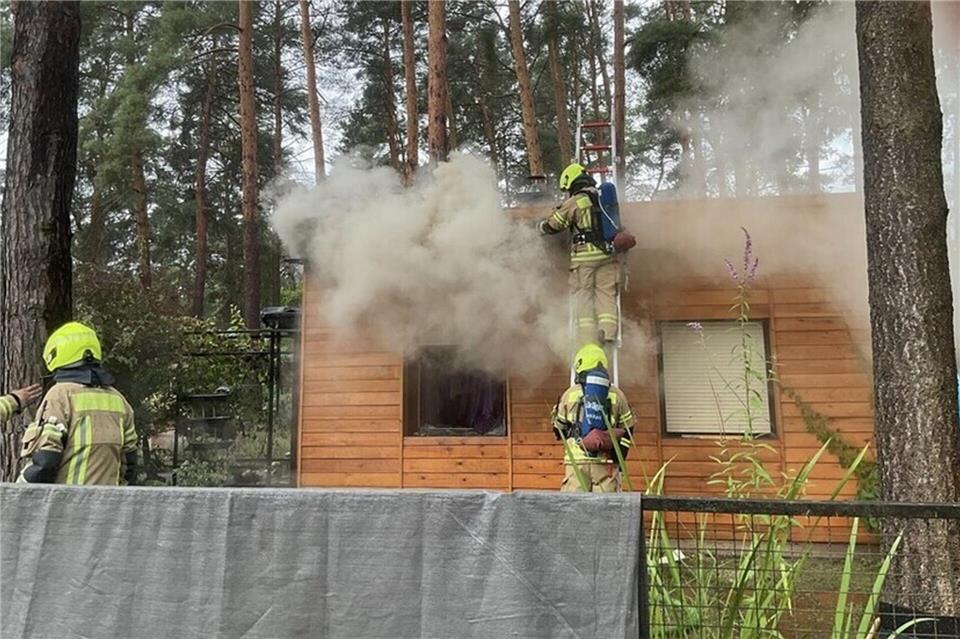 Feuer in einem Bungalow in Treptow-Köpenick.---/Berliner Feuerwehr/dpa