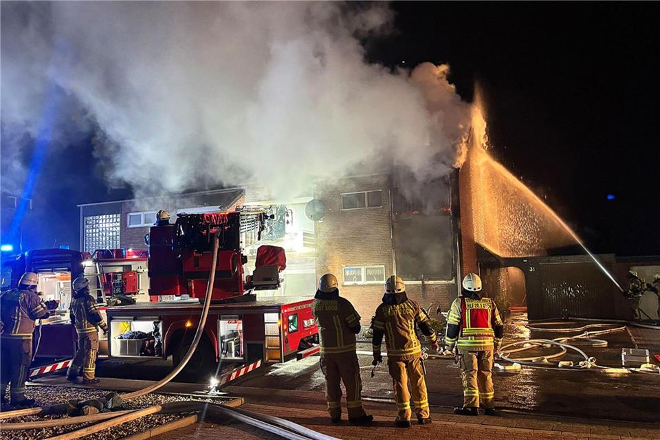 Feuer in einem Haus in Goch - laut Polizei war ein Mieter der Brandstifter.Torsten Matenaers/Feuerwehr Goch/dpa