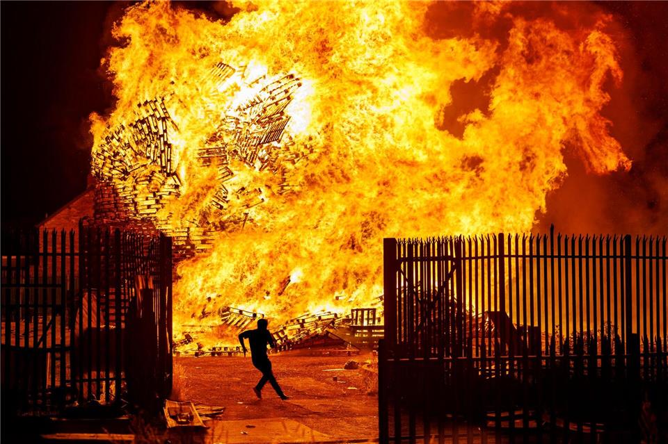 Feuer und Flamme: Nordirlands Protestanten feiern mit riesigen Feuern den Sieg von König Wilhelm III. von Oranien über die Katholiken im Jahr 1690.Liam Mcburney/PA Wire/dpa
