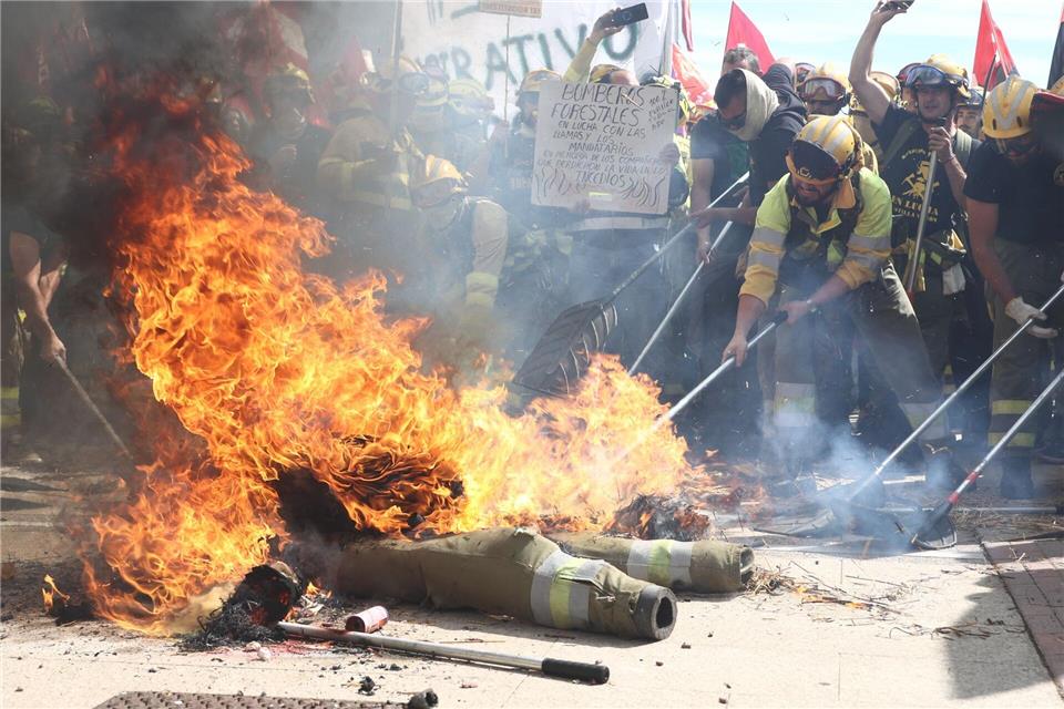 Feuer und Flamme: Spanische Feuerwehrleute demonstrieren für besseren Arbeitsbedingungen. In Spanien gab es in den letzten Wochen verheerende Waldbrände, bei denen mindestens ein Feuerwehrmann ums Leben kam.Claudia Alba/EUROPA PRESS/dpa