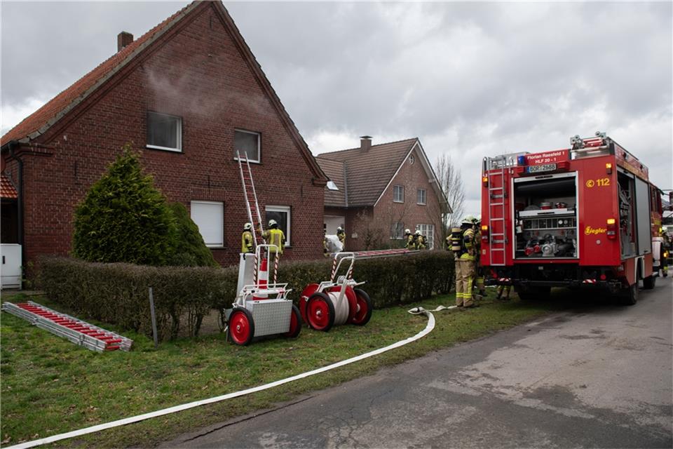 Feuer und Menschenleben in Gefahr hieß es am Samstag für die Feuerwehr Raesfeld. Sie musste zum Dörenkamp ausrücken. Nach einer Weile stellte sich heraus, dass es sich um eine Übung handelte.