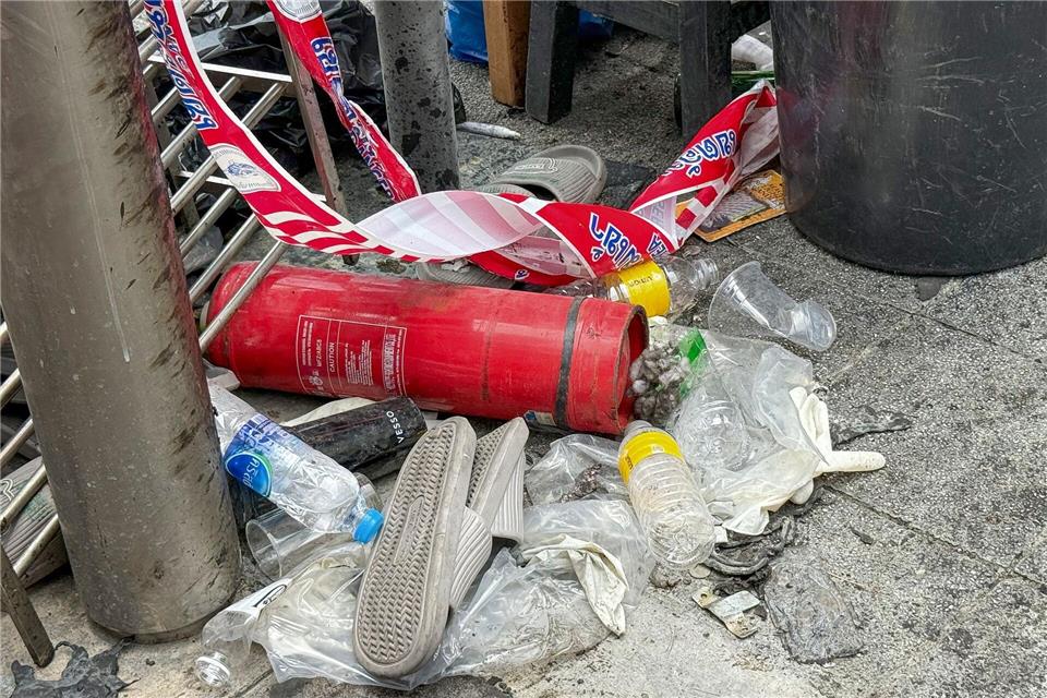 Feuerlöscher und Plastiksandalen lagen am Tag nach der Tragödie vor dem Pub.Carola Frentzen/dpa