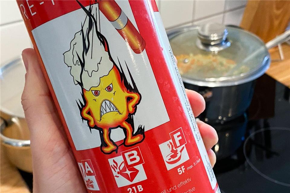 Löschdecke und Feuerlöschspray - was Sie dazu wissen sollten Feuerlöschsprays eignen sich nur für kleinere Entstehungsbrände, da sie schnell leer sind. picture alliance/dpa/dpa-tmn