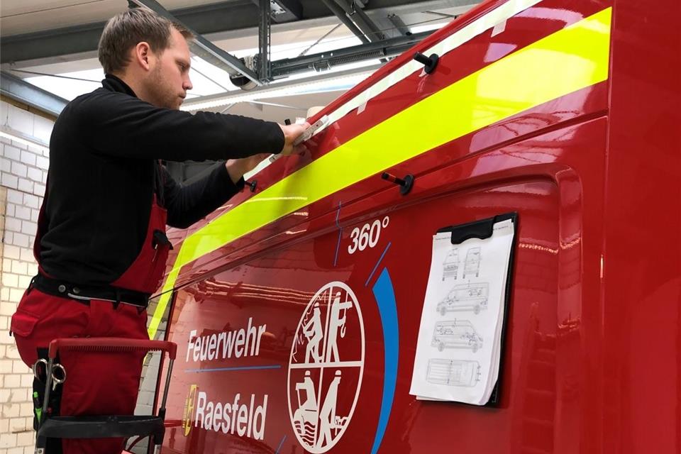 „Feuerrot“: In Schermbeck wurde das neue Einsatzfahrezug lackiert.