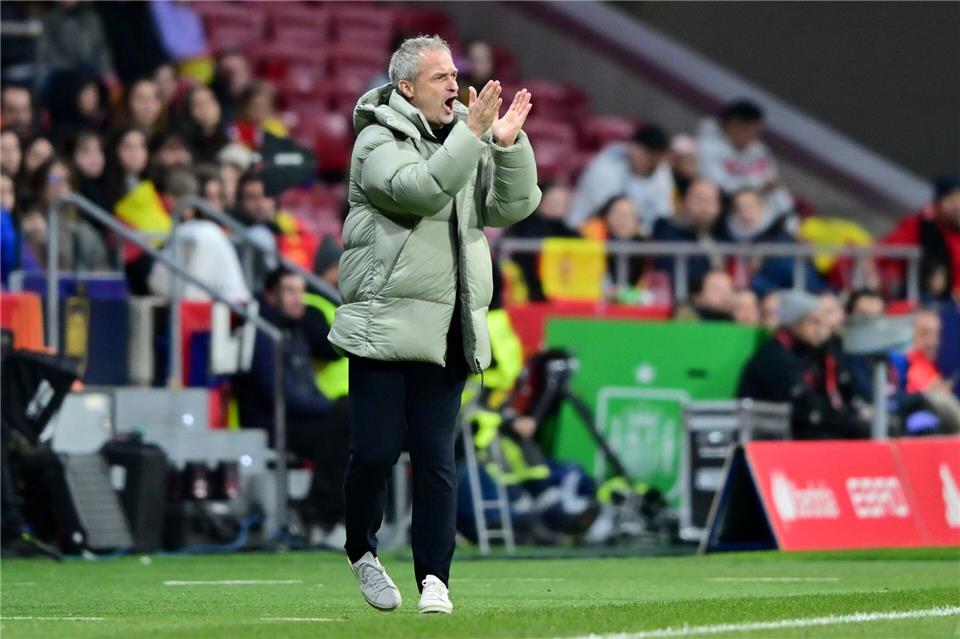 Feuert seine Spielerinnen an: Bundestrainer Christian Wück.Sebastian Christoph Gollnow/dpa