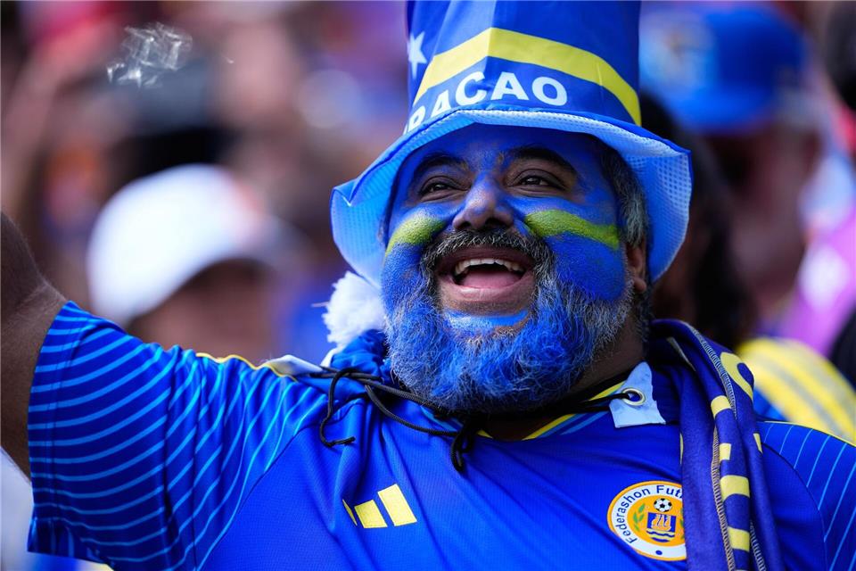 Feuerten ihr Team lautstark an: die Fans von Curaçao.Petr David Josek/AP/dpa