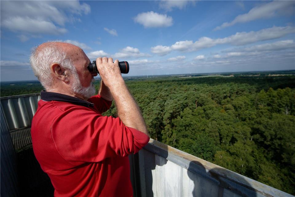Feuerwächter Rudolf Hoffmann hält am nördlichen Rand des Ruhrgebiets Ausschau nach möglichen Bränden. Henning Kaiser/dpa