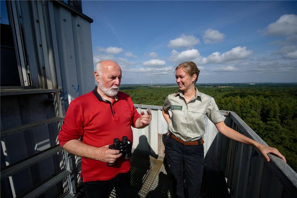 Feuerwächter Rudolf Hoffmann (l) und Försterin Carla Paul (r) stehen auf dem Feuerwachturm „Galgenberg“. (Archivbild)Henning Kaiser/dpa