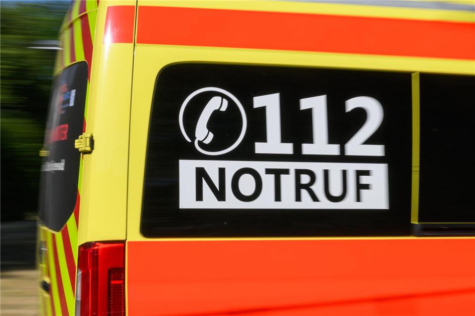 Feuerwehr, Rettungsdienst und Polizei waren im Einsatz, weil in Wendisch-Rietz ein Baum auf eine Frau stürzte. (Symbolbild)Patrick Pleul/dpa
