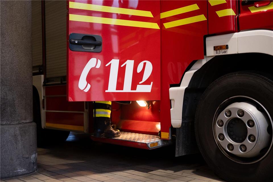 Feuerwehr im Einsatz: In Sondershausen brennt der Dachstuhl eines Wohnhauses. (Symbolbild)Niklas Treppner/dpa