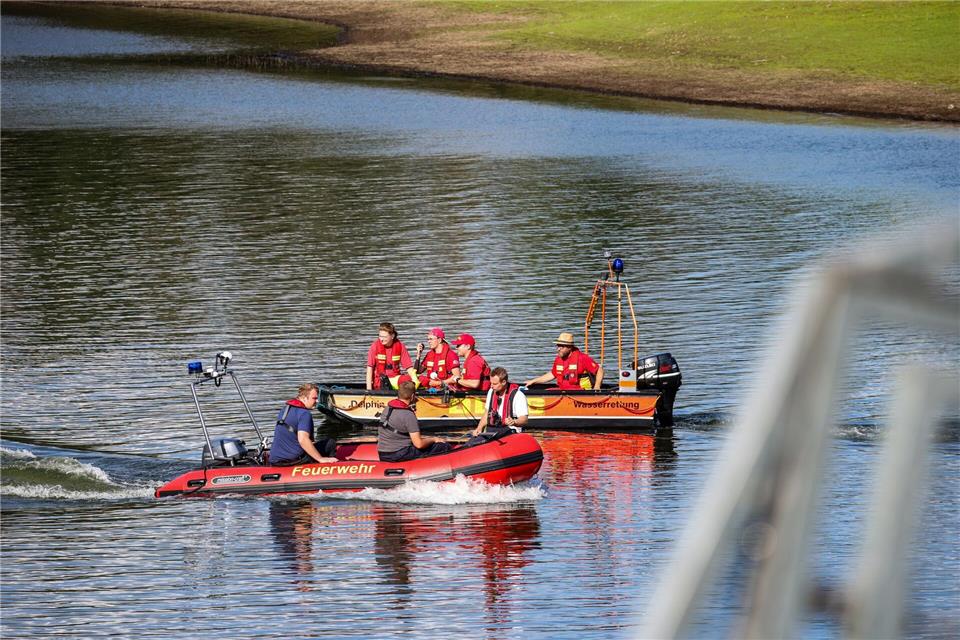 Feuerwehr und DLRG suchten nach dem Vermissten - auch mit Booten. Christoph Reichwein/dpa