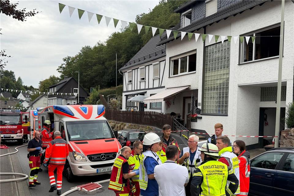 Feuerwehr und Polizei betraten das Haus zunächst nicht.Berthold Stamm/dpa
