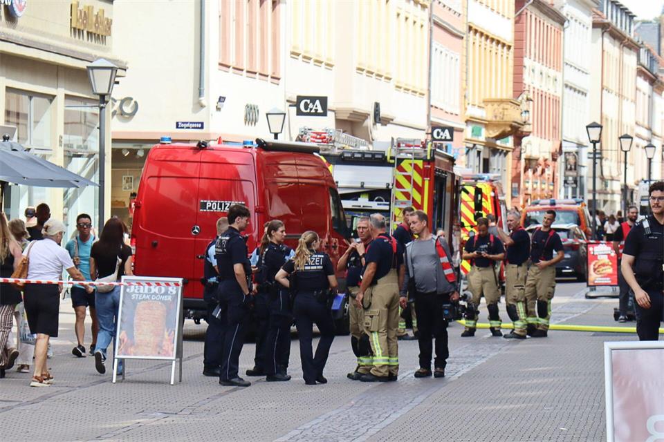 Feuerwehr und Polizei sind zum Einsatzort in der Heidelberger Innenstadt geeilt.René Priebe/dpa