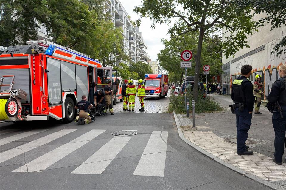 Feuerwehr und Polizei stehen am Einsatzort. In einer Pflegeeinrichtung in Berlin-Kreuzberg sind Menschen bei einem Brand verletzt worden, einer starb.Michael Ukas/dpa
