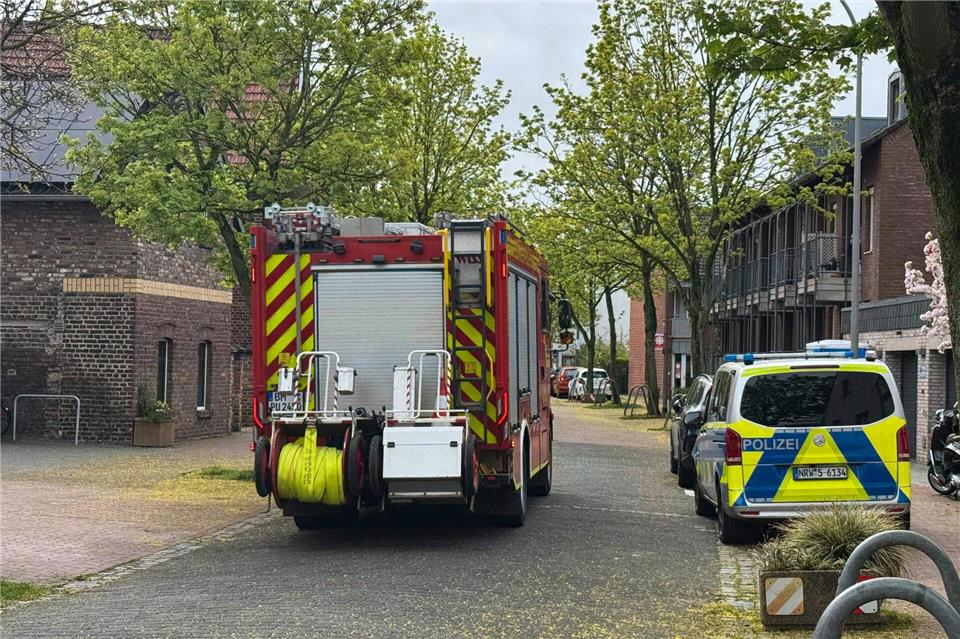 Feuerwehr und Polizei waren nach der Auseinandersetzung in einem Stadtpark im Einsatz. Vincent Kempf/dpa