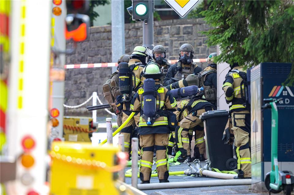 Feuerwehr und Polizisten eines Spezialeinsatzkommandos stehen in der Nähe des Einsatzortes. (Archivfoto)Gianni Gattus/dpa