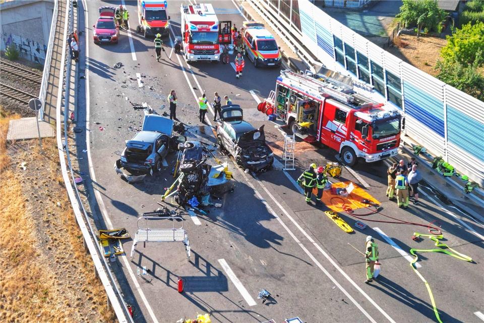 Feuerwehr und Rettungsdienst sind nach dem Unfall auf der B41 im Einsatz. Sebastian Schmitt/dpa