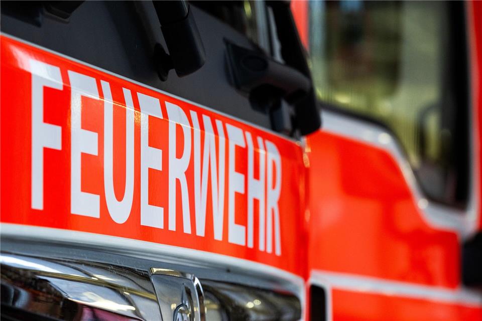 Feuerwehr und Rettungsdienst waren nach einem Unfall zwischen einem Auto und einem Traktor im Einsatz. (Symbolbild)Soeren Stache/dpa