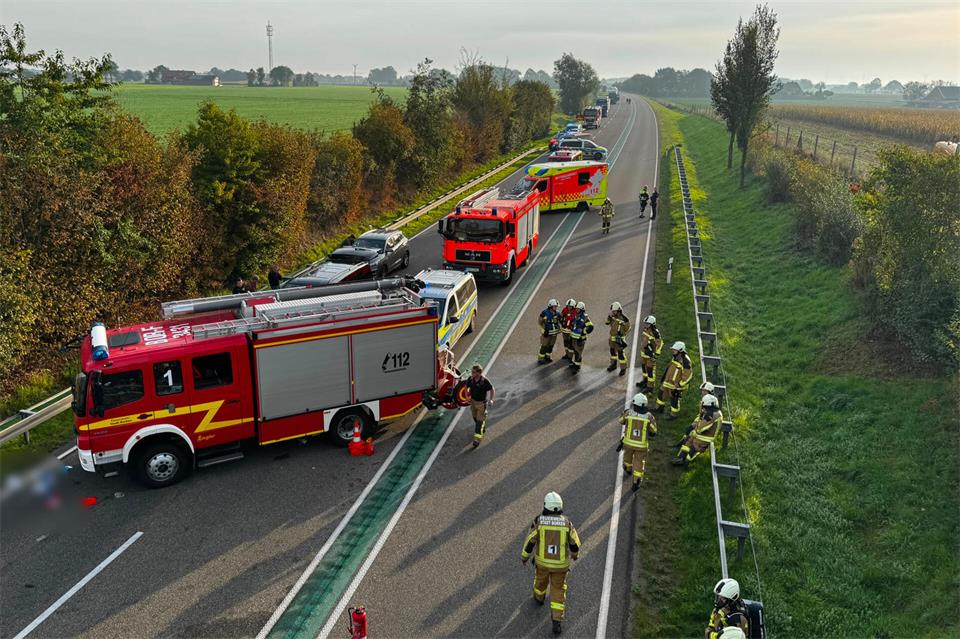 Feuerwehr und Rettungskräfte sind auf der B67 im Einsatz.