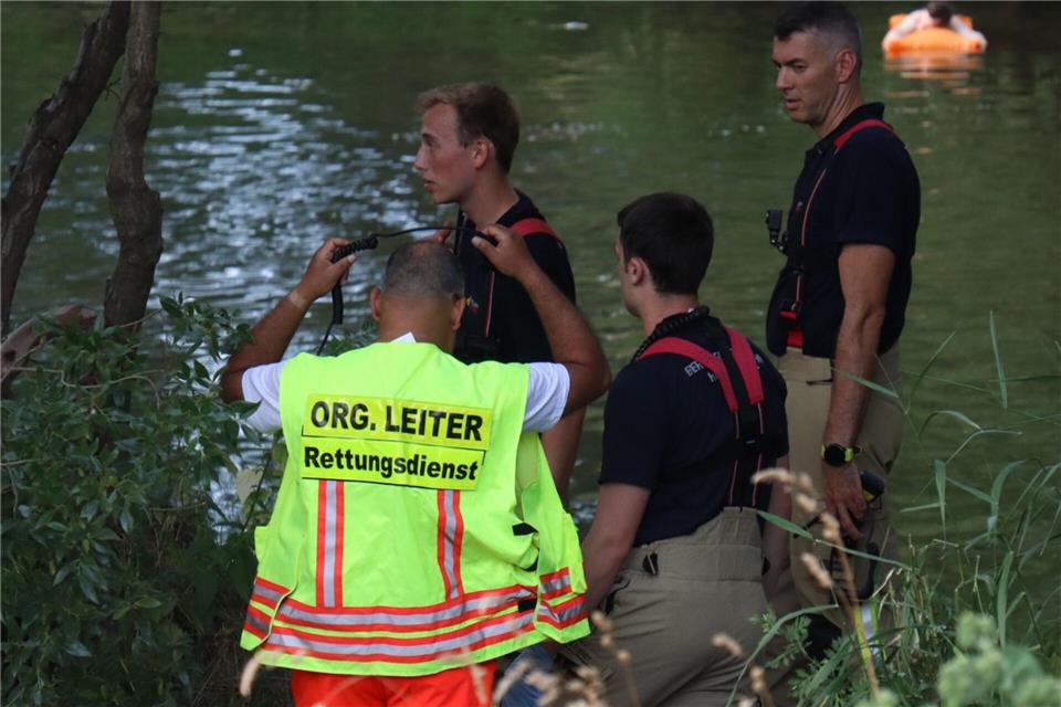 Feuerwehr und Rettungskräften waren im Einsatz, nachdem eine hilflose Person im Neckar gemeldet worden war. René Priebe/PR-Video /dpa
