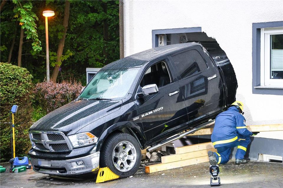 Feuerwehr und Technisches Hilfswerk bauten eine Holzrampe, um den Pick-up zu bergen.Alex Talash/dpa