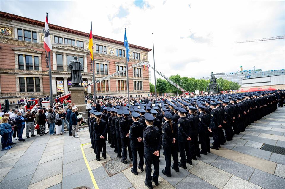 Feuerwehranwärter nehmen an der Zentralen Willkommensveranstaltung 2026 der Berliner Feuerwehr vor dem Abgeordnetenhaus teil.Fabian Sommer/dpa