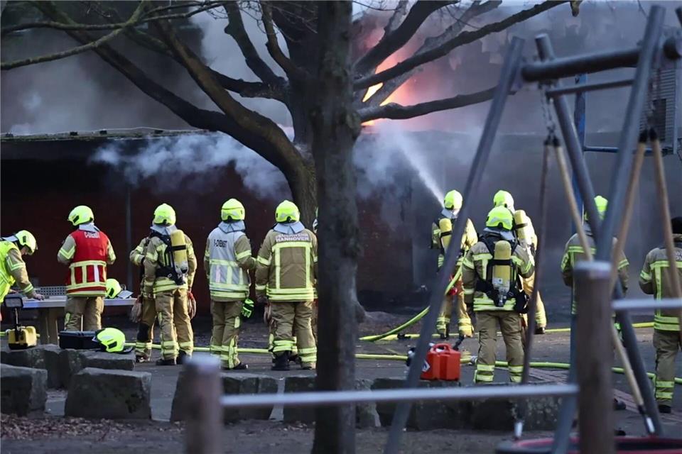 Feuerwehreinsatz in Hannover-Mittelfeld: Eine Grundschule brennt. FrM/dpa