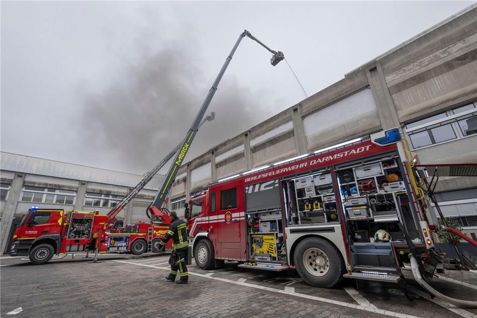 Feuerwehren aus der ganzen Region waren im Einsatz.Boris Roessler/dpa-POOL/dpa
