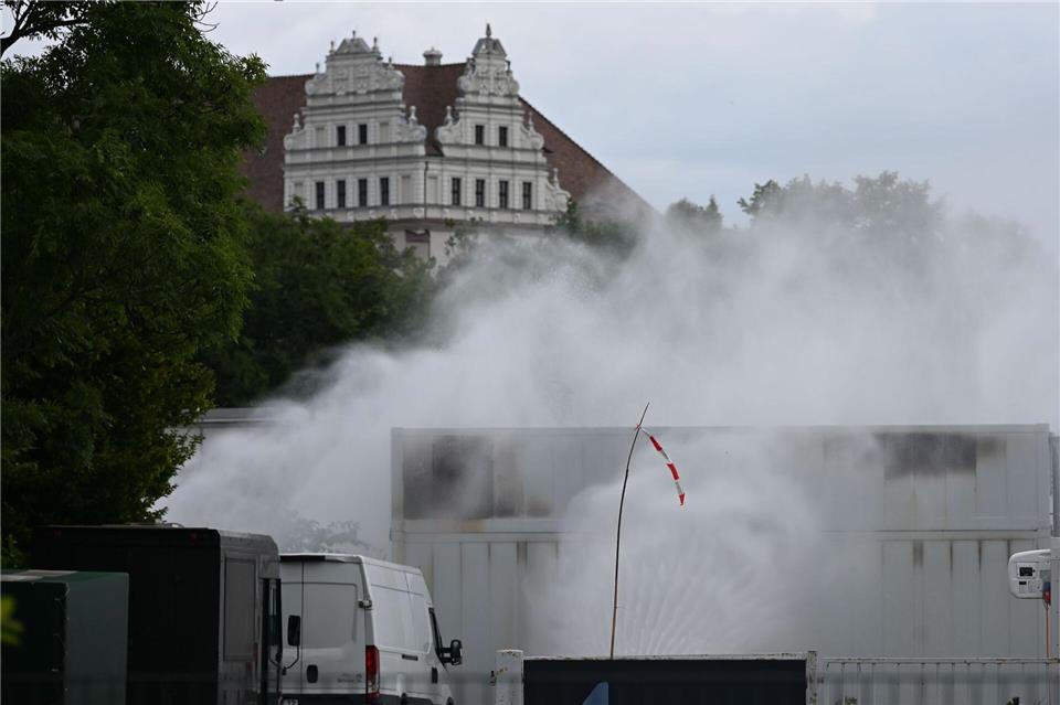 Feuerwehren müssen im Umgang mit brennenden Batteriespeichern noch Erfahrungen sammeln.Katharina Kausche/dpa