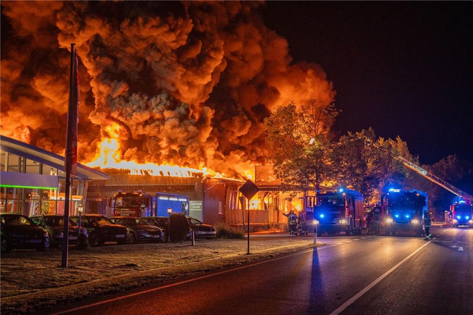 Feuerwehren sind beim Brand einer Lagerhalle mit Särgen im Lichtenfelser Ortsteil Trieb im Einsatz.Ferdinand Merzbach/NEWS5/dpa