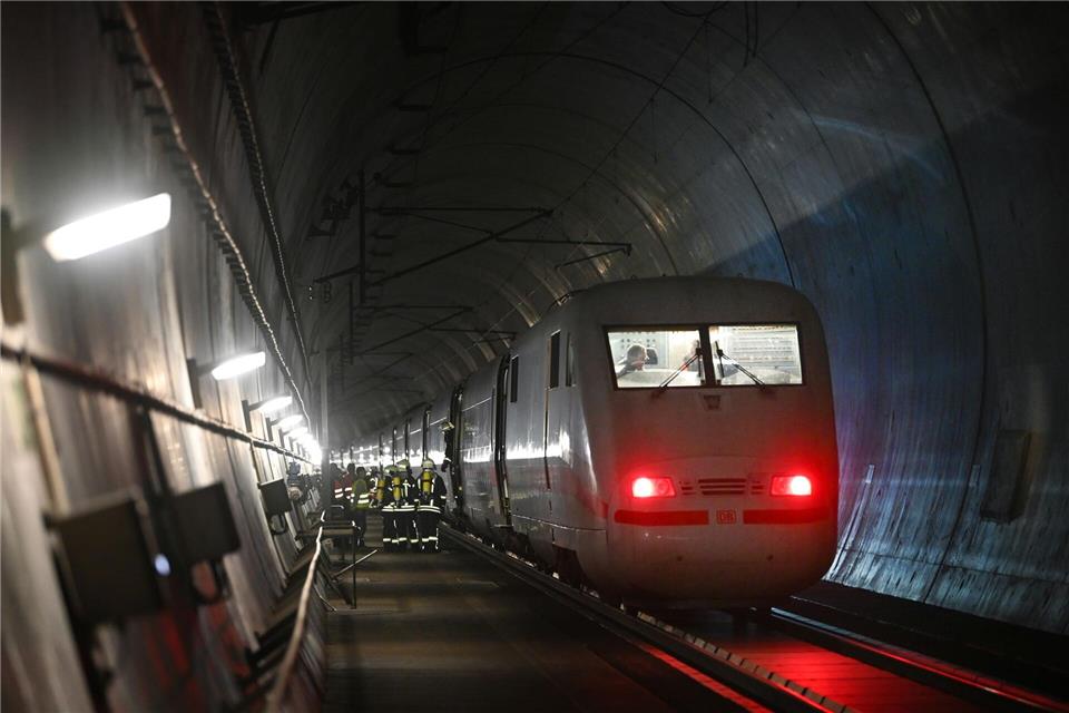 Feuerwehren und Rettungskräfte trainieren im Eisenbahntunnel Sandberg bei Traßdorf einen simulierten ICE-Brand. (Symbolbild)Heiko Rebsch/dpa