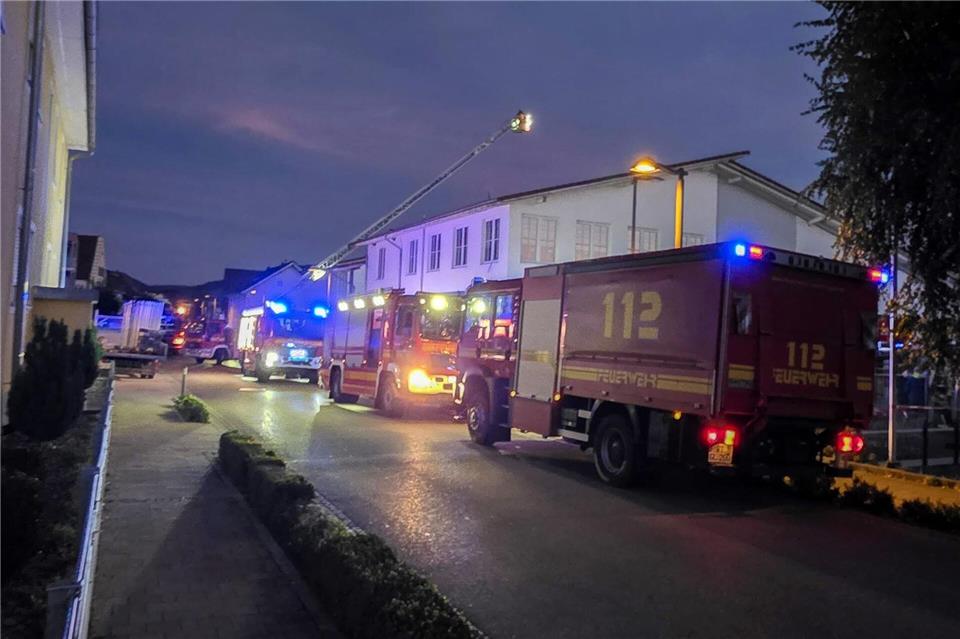 Feuerwehrfahrzeuge stehen vor dem Supermarkt.Florian Förster/dpa