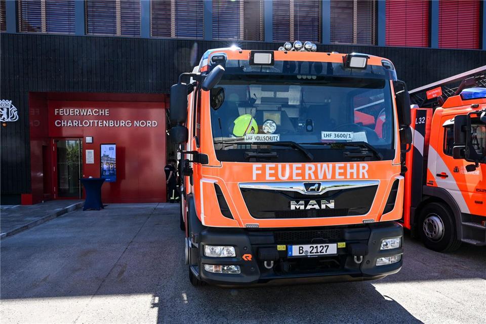 Feuerwehrfahrzeuge stehen vor der sanierten Feuerwache Charlottenburg-Nord. Jens Kalaene/dpa