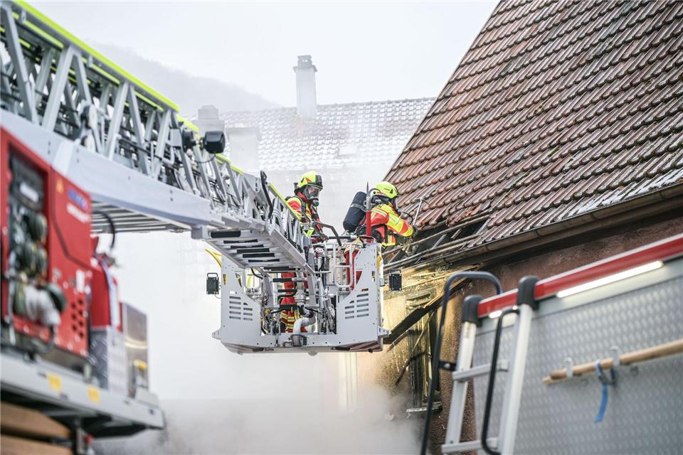 Feuerwehrkräfte bekämpfen den Brand in einem Mehrfamilienhaus. Mehrere Personen wurden verletzt.Simon Zeiher/onw-images/dpa