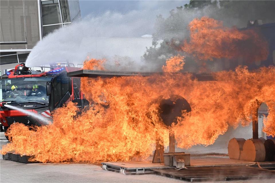 Feuerwehrkräfte löschen auf der Messe Interschutz mit einem Löschfahrzeug den simulierten Brand eines Flugzeugtriebwerkes. Julian Stratenschulte/dpa