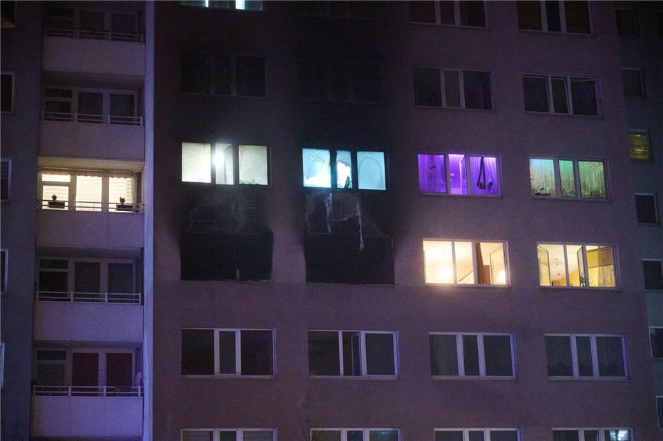 Feuerwehrkräfte löschten den Brand.Annette Riedl/dpa