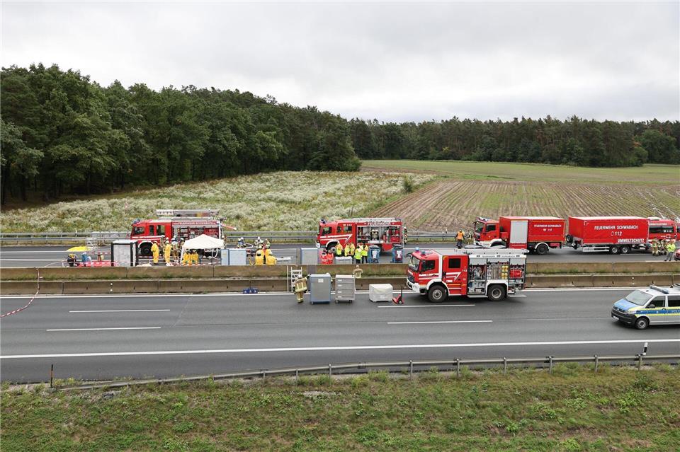 Feuerwehrkräfte untersuchten die ausgelaufenen Flüssigkeiten am Unfallort.Daniel Löb/dpa