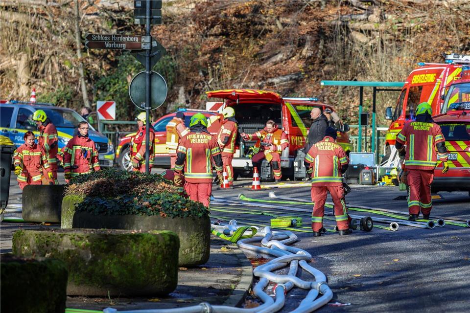 Feuerwehrleute arbeiten am Mittag weiterhin am Schloss Hardenberg, um den Brand in dem historischen Gebäude zu löschen.Christoph Reichwein/dpa