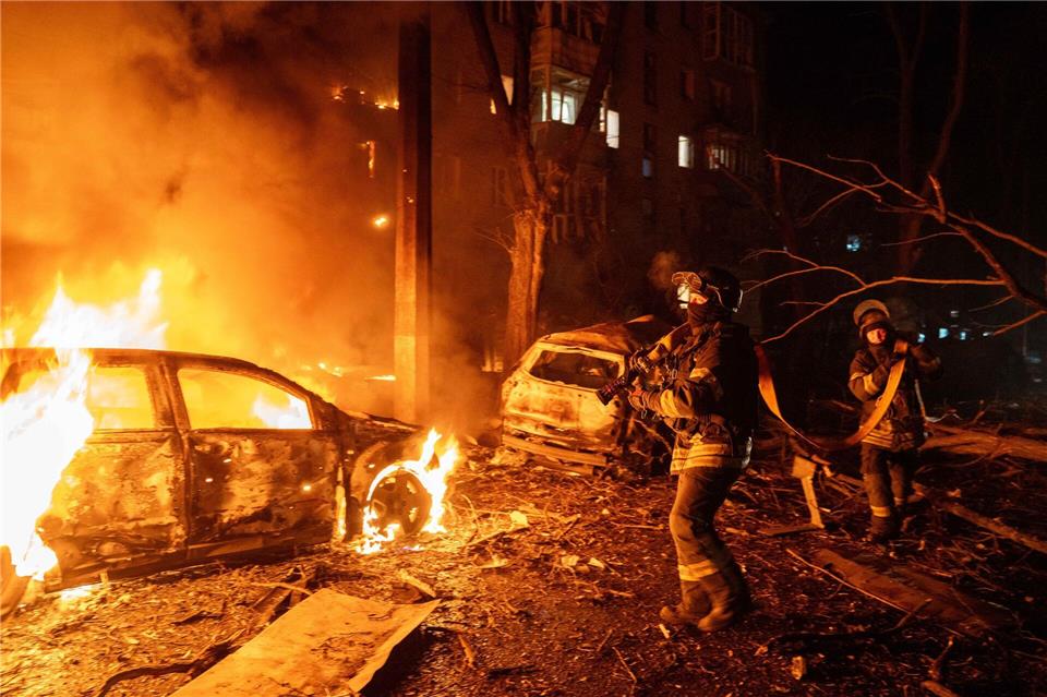 Feuerwehrleute arbeiten kürzlich am Ort eines russischen Bombenangriffs auf ein Wohngebiet in Kramatorsk in der Region Donezk in der Ostukraine. Tommaso Fumagalli/ZUMA Press Wire/dpa