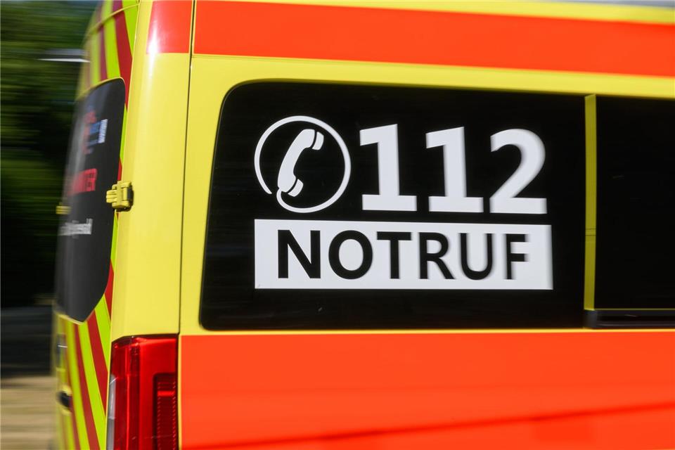 Feuerwehrleute befreien eine eingeklemmte Person nach einem Autounfall. (Symbolbild)Patrick Pleul/dpa