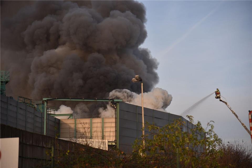 Feuerwehrleute bekämpfen einen Großbrand in einem RecyclingbetriebAlexander Forstreuter/dpa