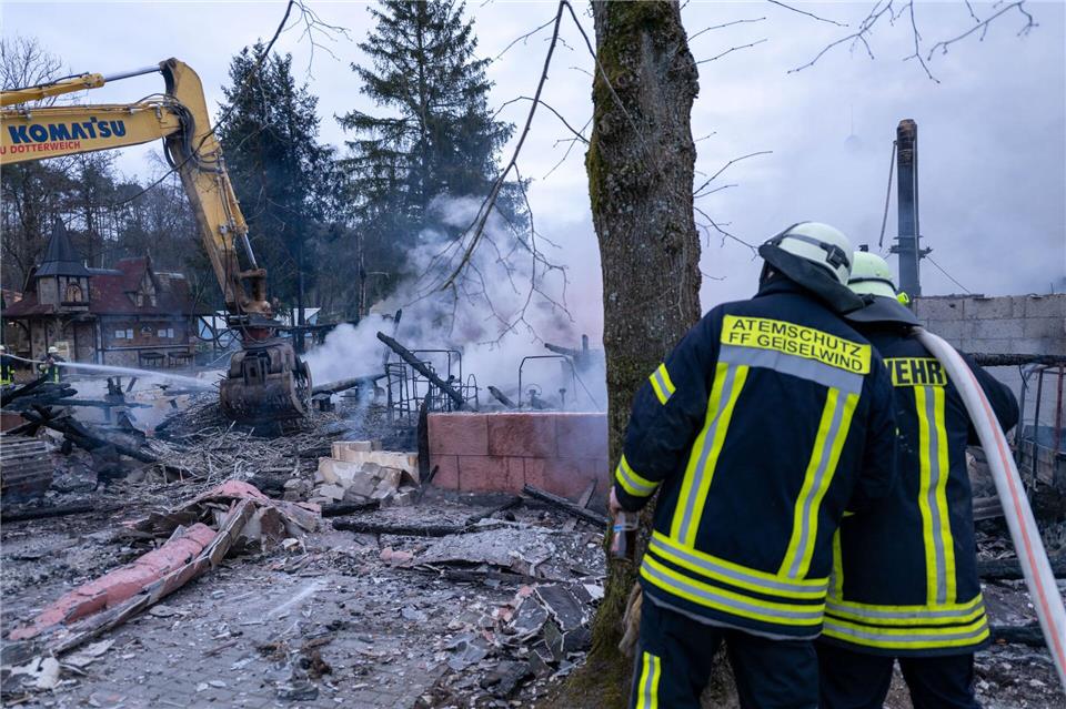 Feuerwehrleute bekämpfen stundenlang die Flammen.Pia Bayer/dpa