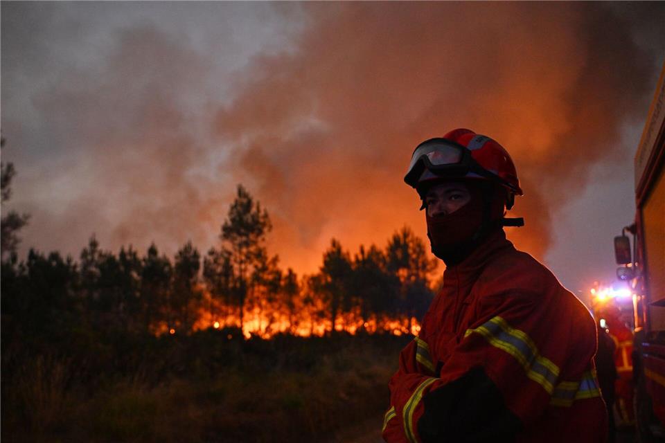 Feuerwehrleute bekämpfen während der Waldbrände im Südwesten Frankreichs einen Brand außerhalb von Lanton.Emma Da Silva/AP/dpa