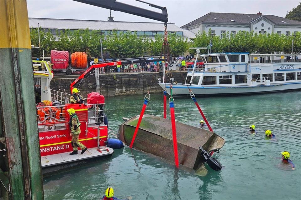 Feuerwehrleute bergen das gekenterte Motorboot. Handout / Berlin/Feuerwehr Konstanz/dpa