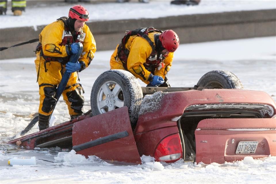 Feuerwehrleute bergen ein Auto, das in Kansas City in einen Fluss gestürzt ist.