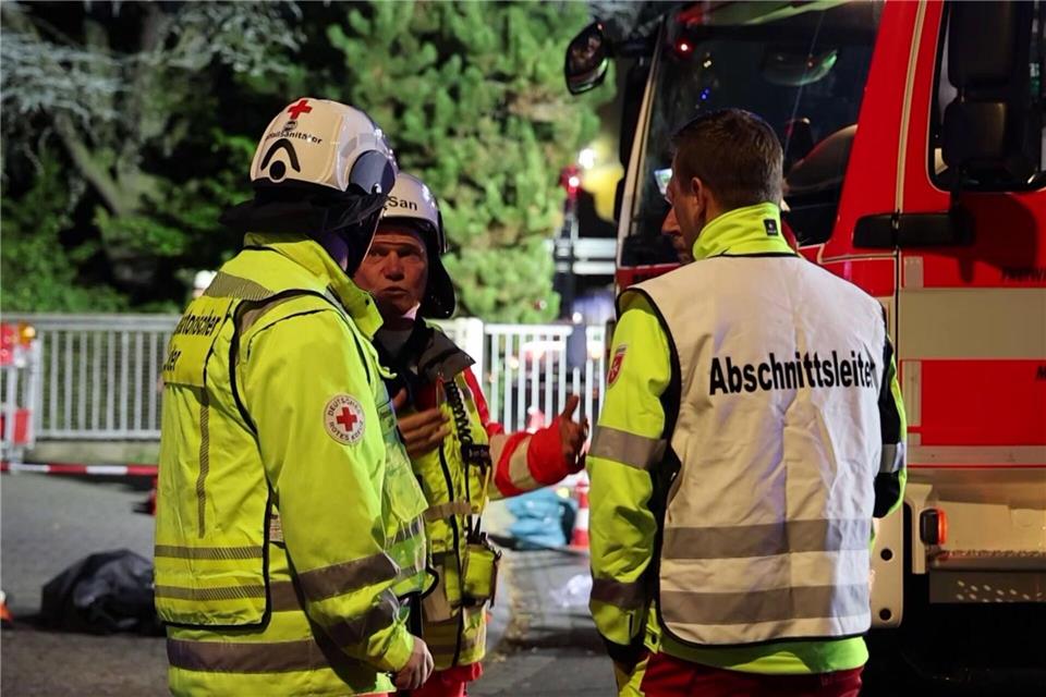 Feuerwehrleute berieten das weitere Vorgehen.Ralf Hettler/dpa